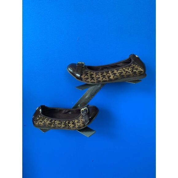 Michael Kors girls Youth size 3 flat casual shoes signature MK or capped toe NIB - Picture 2 of 5